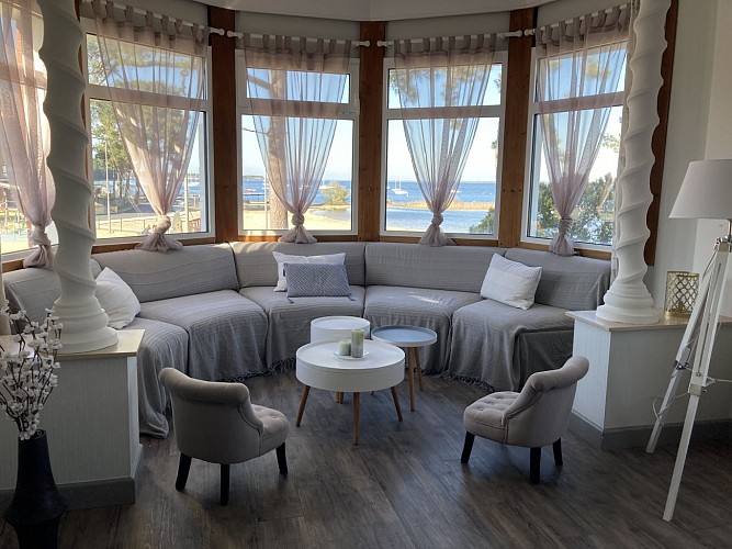 Salon détente vue lac