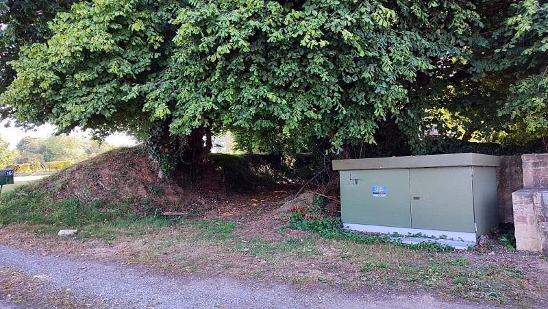 Poursuivre dans le chemin de terre