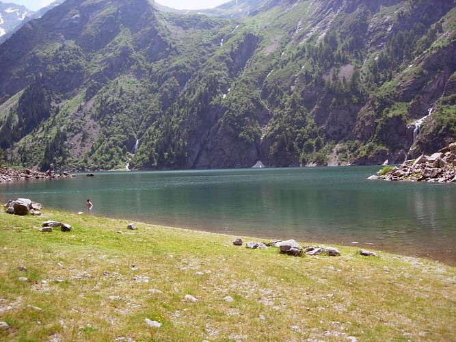 Fishing at the Lauvitel Lake