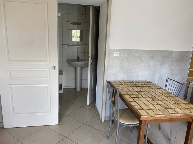 gites-du-moulin-la-petite-maison-beuzeville-la-grenier-meuble-sophie-grenier-coin-repas