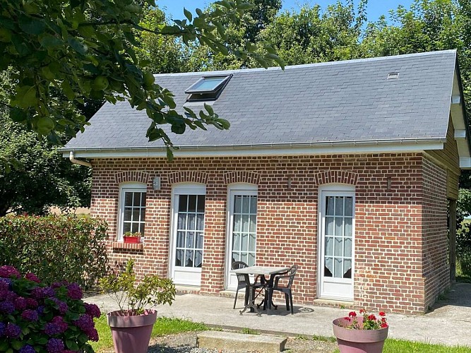 gites-du-moulin-la-petite-maison-beuzeville-la-grenier-meuble-sophie-grenier-exterieur