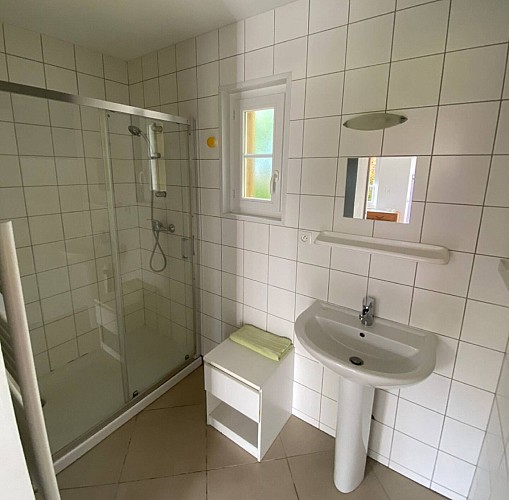 gites-du-moulin-la-petite-maison-beuzeville-la-grenier-meuble-sophie-grenier-salle-de-bain