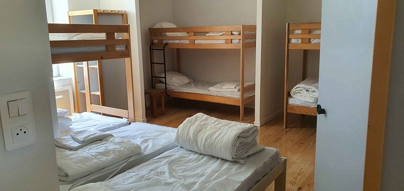 Chambre étage 2 lits simples 3 superposés 8 couchages