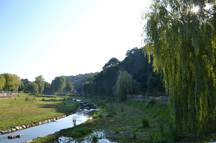 Aire de pique-nique au bord de la Jouanne à Montsûrs