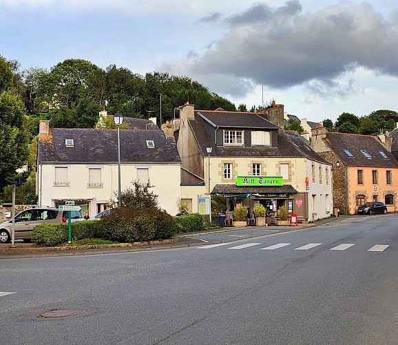 Le bar à côté du parking en centre bourg