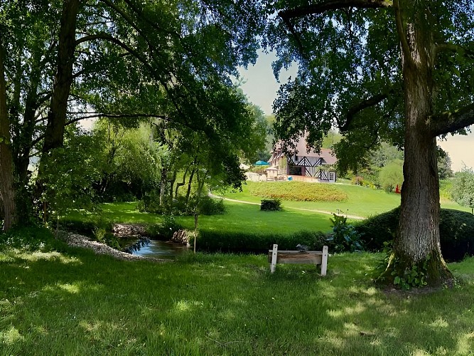 Le Pressoir de Lecange jardin et son ruisseau