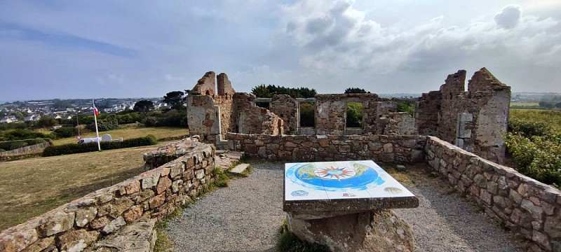 Ruine du sémaphore et table d'orientation