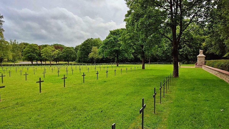 Le cimetière - 4 hommes par croix