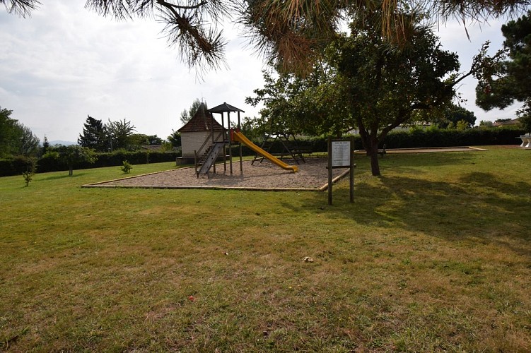 HLOAQU047FS000IU_5_aire de jeux commune