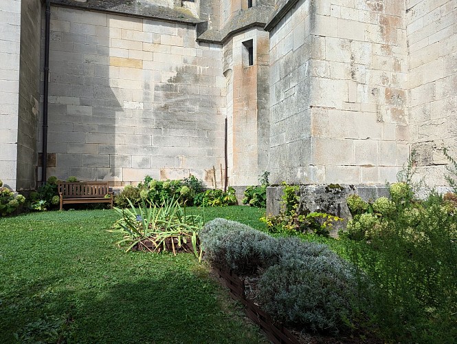 DER GARTEN AN DEN STÜTZPFEILERN