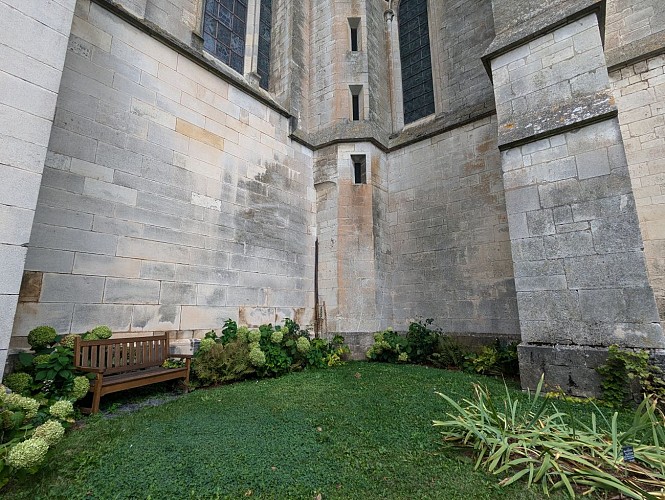 DER GARTEN AN DEN STÜTZPFEILERN