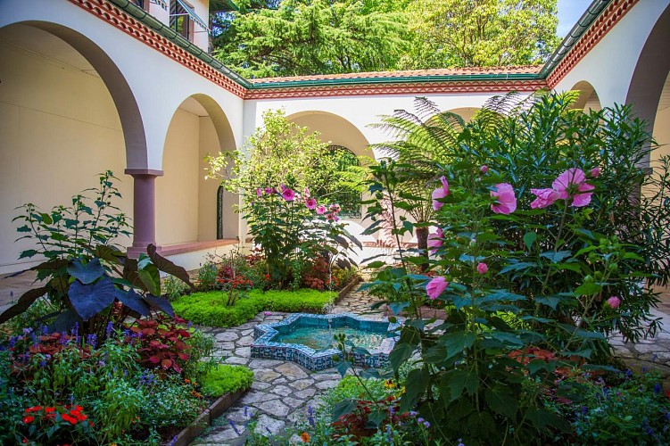 1B_1340 patio mairie 10/08/19