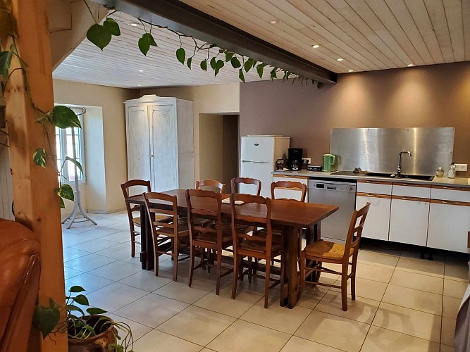 2-La grande cuisine ouverte et équipée