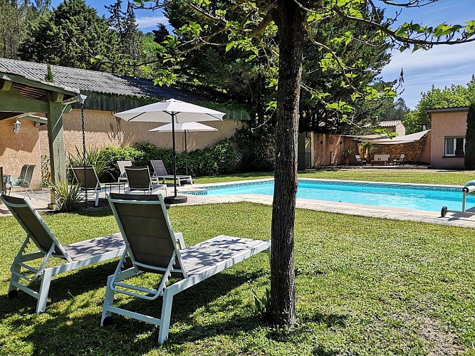 Vue du pool piscine et cuisine d'été
