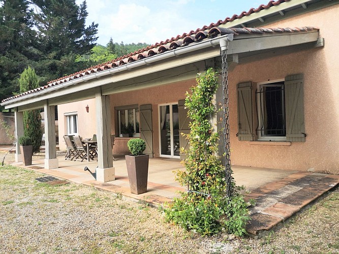 Le gîte et sa grande terrasse