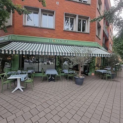 RestaurantlaFamiglia–Façade_LucasArena