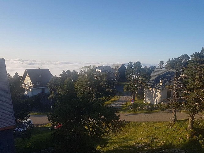 Vue sur la vallée depuis la terrasse en été