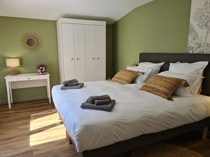 Chambre à coucher Mélèze, lit king size 180x200, espace de télétravail