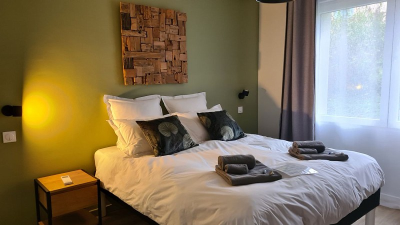 Chambre douglas, 1 lit 160 x 200 cm, couettes individuelles, 2 oreillers par personne.