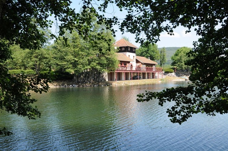Vue lac et accueil.