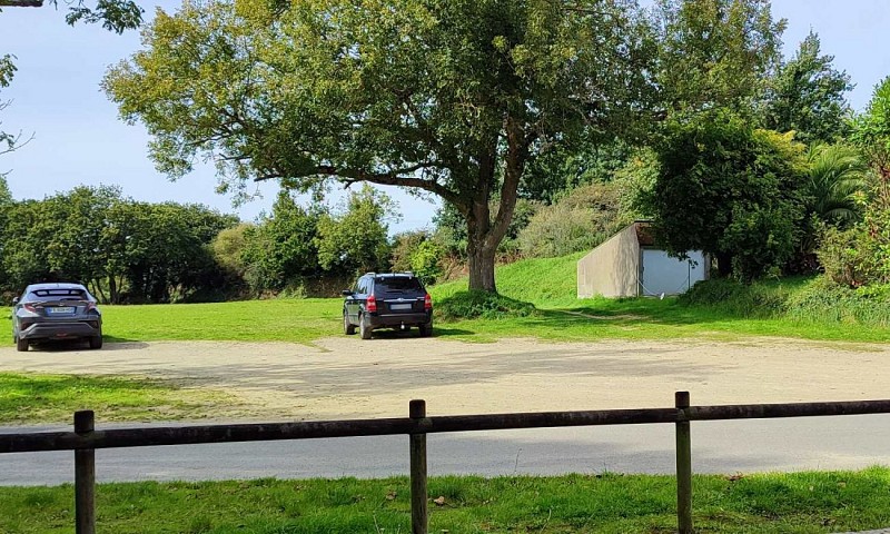 Le parking et le chemin de randonnée