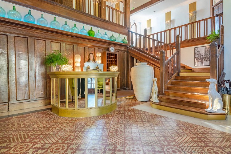 Brindos, Lac & Château