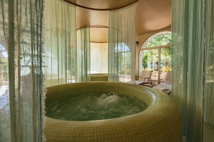 Brindos, Lac & Château