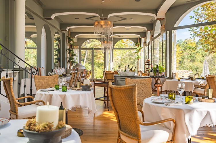 Brindos, Lac & Château