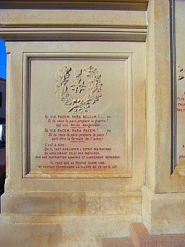 Monument aux Morts pacifiste