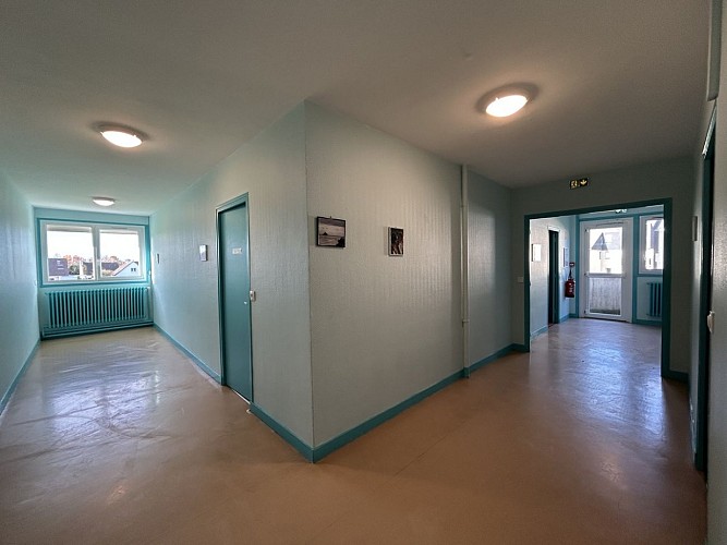 esneques-batiment-principal-couloirs-courseulles