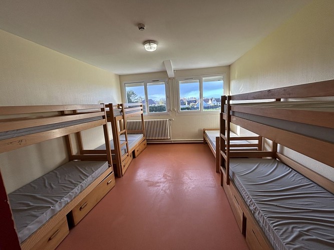 esneques-batiment-principal-chambre-commune-courseulles