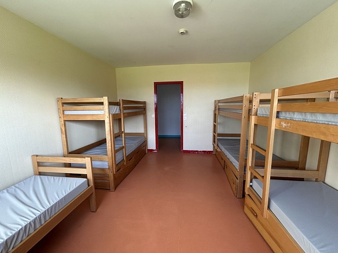 esneques-batiment-principal-chambre-lits-courseulles