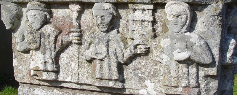 Bas relief croix des Douze Apôtres