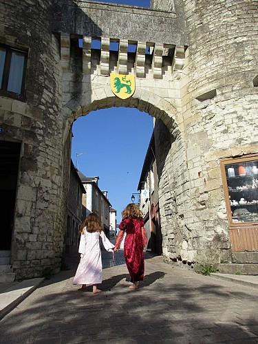 Fillettes_porte_de_ville_La_Roche_Posay ©OLIVIA