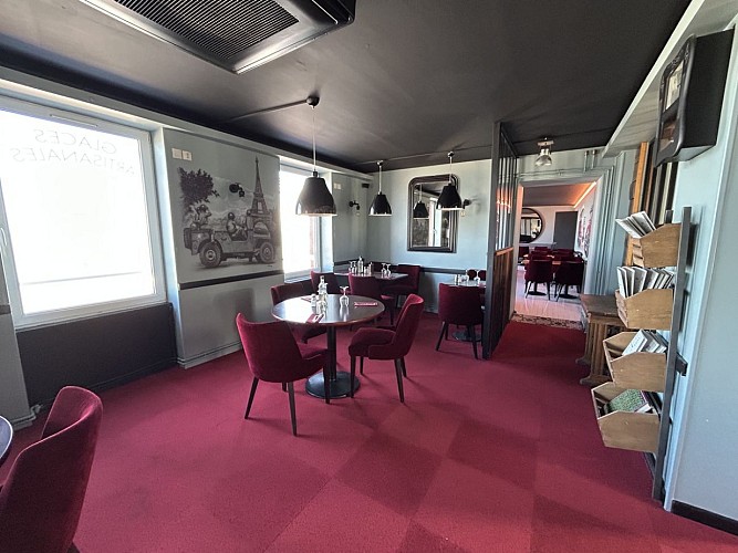 Le charleston-salle-table-ronde-Saint-Aubin