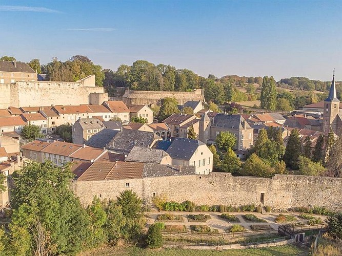 La citadelle dominant le village de Rodemack