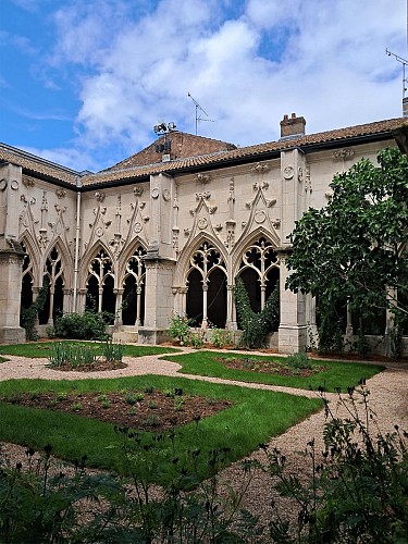Kloostergang van de collegiale kerk van Saint-Gengoult
