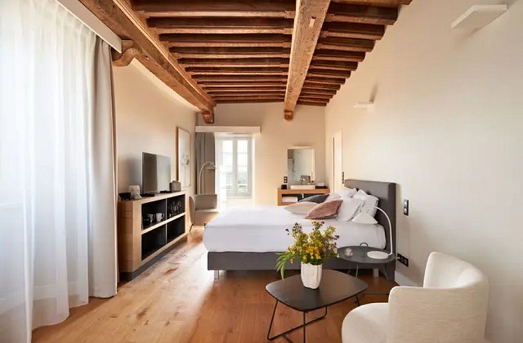 20230707-039-monpazier-206-white-011-v7-1152x768-crop-50-50