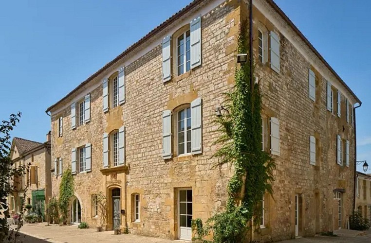 20230707-039-monpazier-exteriors-010-v1-1152x768-crop-50-50