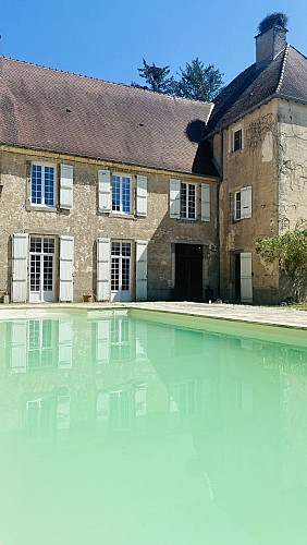 Cour intérieure du Château de Gevigney et piscine extérieure