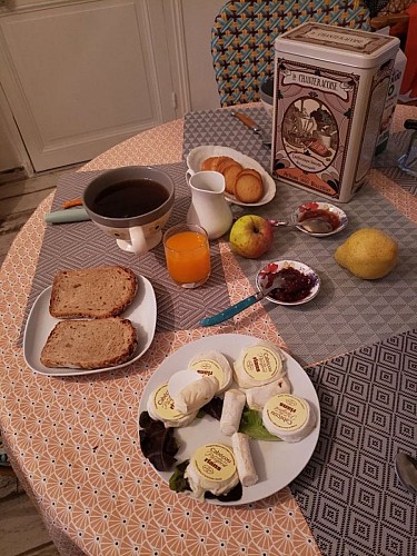 chambre d'hôtes Caoudal Neuvic petit déjeuner