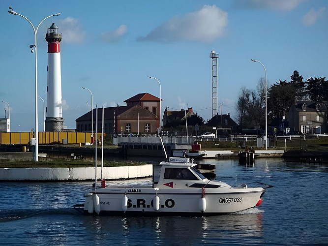 Bateau école devant les écluses de Ouistreham