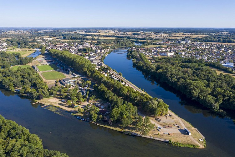 Vue aérienne de Decize et panorama de la confluence des cours d'eau