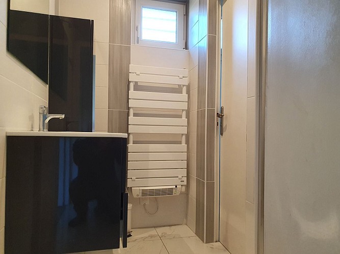 VILLA 43 M2, FACE PLAGE, PROCHE COMMERCE