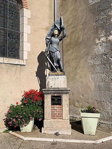 Statue devant l'église
