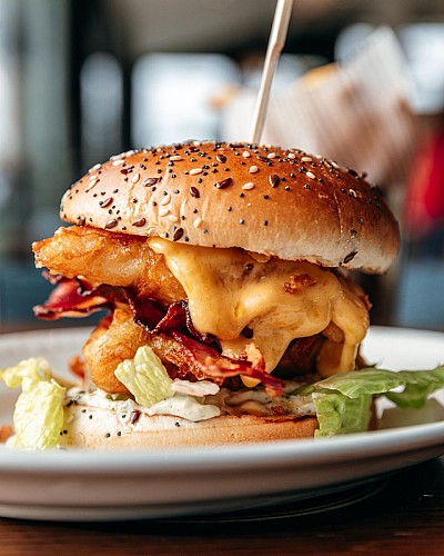 burger_leon_cheddar_bacon_pe23