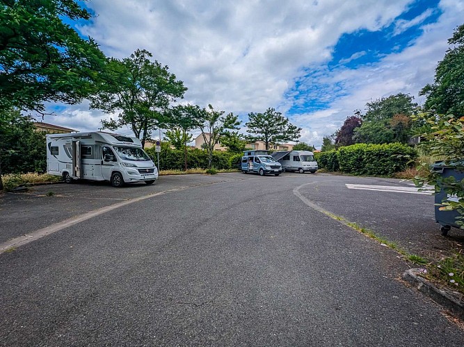 Vue depuis l'entrée – Aire de camping-cars de Créon