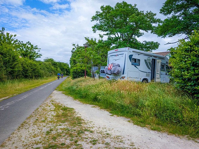 Vue depuis la piste cyclable Roger Lapébie – Aire de camping-cars de Créon