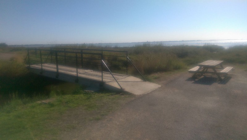 Prendre à gauche au niveau de la passerelle