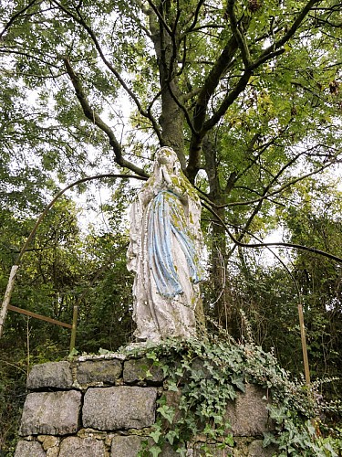 Statue dédiée à Notre-Dame de Lourdes